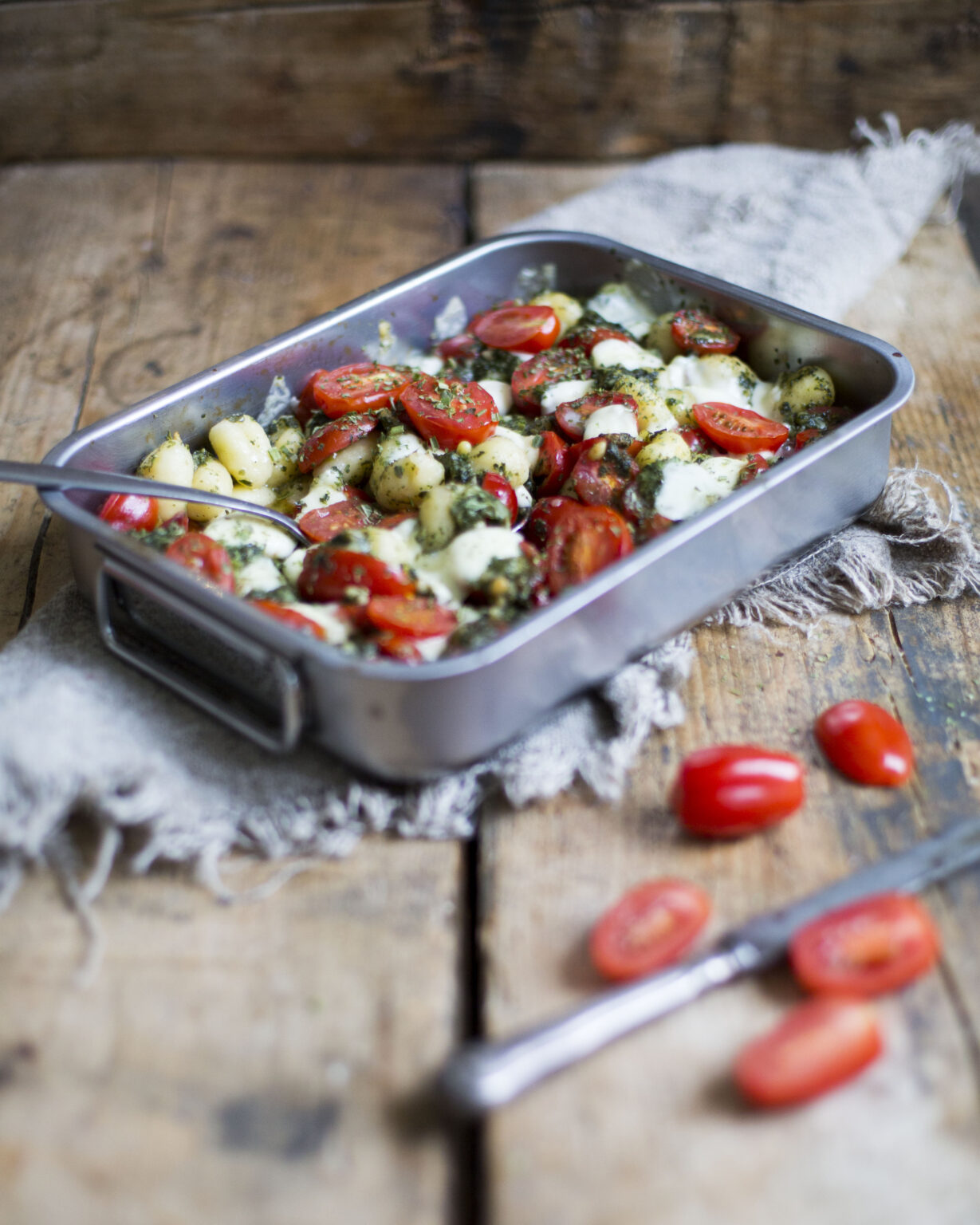 Gnocchi met pesto, tomaatjes en mozzarella uit de oven Zoete Zusjes